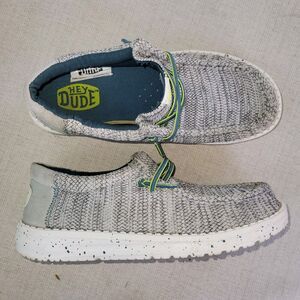 HEYDUDE WALLY BOYS SHOES SIZE 4 GRAY IN GREAT CONDITION easy